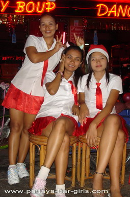 Three Thai bar girls in Soi 6